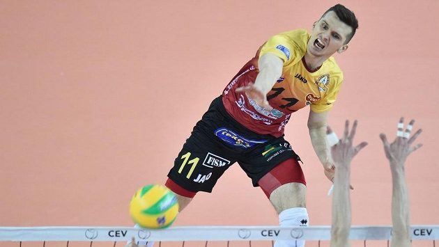 Slawomir Stolc z Liberce (nahoře) smečuje v utkání proti volejbalové Ligy mistrů proti Berlínu. Slawomir Stolc z Liberce (nahoře) smečuje v utkání proti volejbalové Ligy mistrů proti Berlínu.