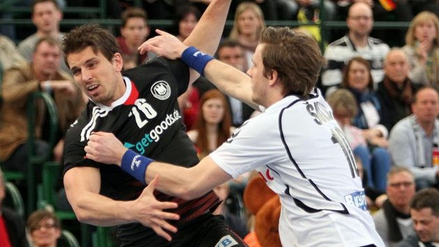 Český házenkář Ondřej Šulc (vpravo) se snaží ubránit Adriana Pfahla z Německa v kvalifikačním utkání o postup na mistrovství Evropy 2014. Český házenkář Ondřej Šulc (vpravo) se snaží ubránit Adriana Pfahla z Německa v kvalifikačním utkání o postup na mistrovství Evropy 2014.