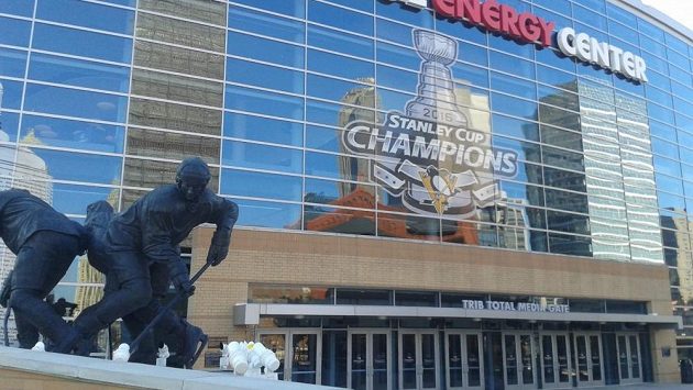 Socha klubové legendy a majitele Penguins Maria Lemieuxe před arénou v Pittsburghu. Socha klubové legendy a majitele Penguins Maria Lemieuxe před arénou v Pittsburghu.