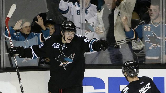 Útočník San Jose Tomáš Hertl se raduje z gólu proti Bostonu. Útočník San Jose Tomáš Hertl se raduje z gólu proti Bostonu.