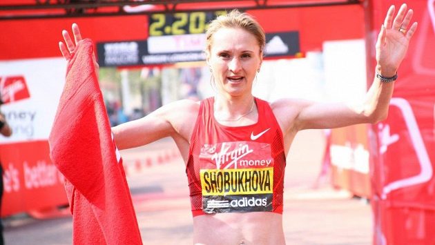Lilija Šobuchovová v cíli maratonu v Londýně 2011. Tenkrát skončila na druhém místě. Výhru teď musí vrátit. Lilija Šobuchovová v cíli maratonu v Londýně 2011. Tenkrát skončila na druhém místě. Výhru teď musí vrátit.