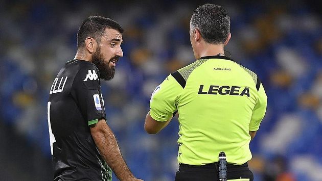 Francesco Manganelli ze Sassuola protestoval proti neuznaným gólům marně Francesco Manganelli ze Sassuola protestoval proti neuznaným gólům marně