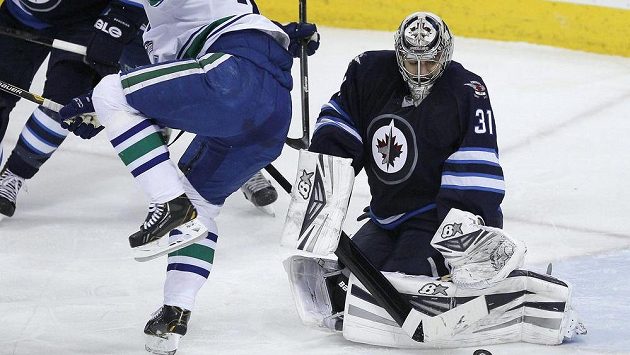 Brankář Winnipegu Ondřej Pavelec si připisuje zákrok v utkání s Vancouverem. Brankář Winnipegu Ondřej Pavelec si připisuje zákrok v utkání s Vancouverem.
