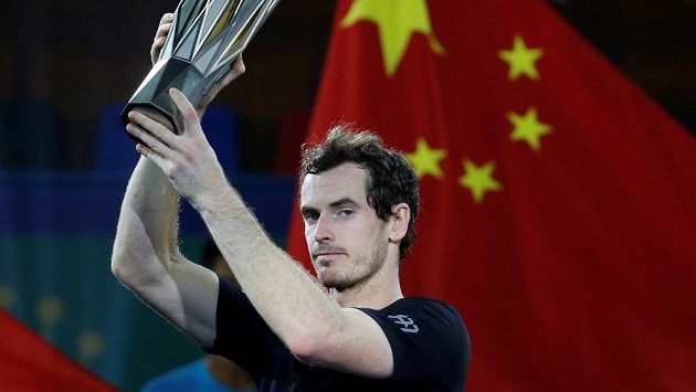 Andy Murray s trofejí pro vítěze turnaje v Šanghaji. Andy Murray s trofejí pro vítěze turnaje v Šanghaji.