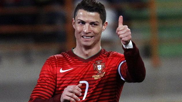 Gesto portugalského kanonýra Cristiana Ronalda v utkání proti Kamerunu. Gesto portugalského kanonýra Cristiana Ronalda v utkání proti Kamerunu.