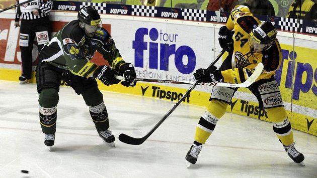 Karlovarský Jan Dresler (vlevo) a Ondřej Jurčík z Litvínova. Karlovarský Jan Dresler (vlevo) a Ondřej Jurčík z Litvínova.