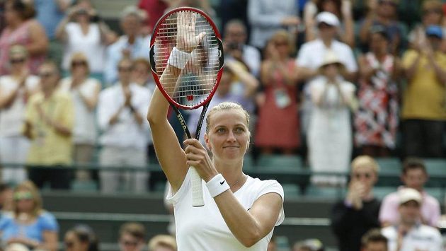 Petra Kvitová děkuje divákům za podporu v utkání s Kurumi Naraovou. Petra Kvitová děkuje divákům za podporu v utkání s Kurumi Naraovou.