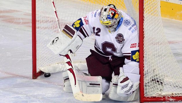 Sparťanský gólman Tomáš Pöoperle inkasuje v samostatných nájezdech rozhodující gól pátého semifinále. Sparťanský gólman Tomáš Pöoperle inkasuje v samostatných nájezdech rozhodující gól pátého semifinále.