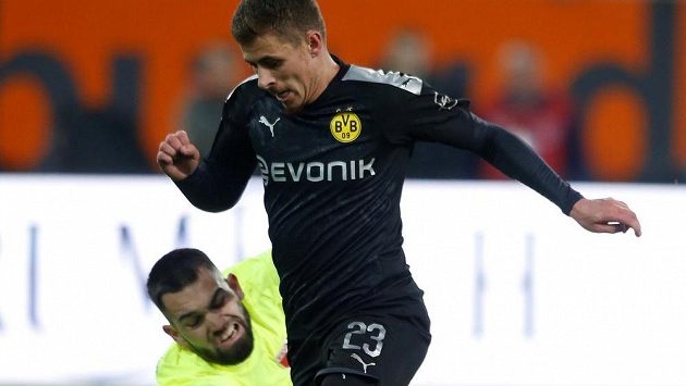 Thorgan Hazard z Borussie Dortmund obchází českého brankáře Augsburgu Tomáše Koubka. Ilustrační foto. Thorgan Hazard z Borussie Dortmund obchází českého brankáře Augsburgu Tomáše Koubka. Ilustrační foto.