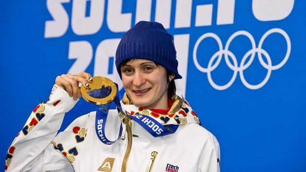 Martina Sáblíková při slavnostním vyhlášení se zlatou medailí z rychlobruslařského závodu na 5000 m. Martina Sáblíková při slavnostním vyhlášení se zlatou medailí z rychlobruslařského závodu na 5000 m.