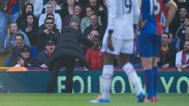 José Mourinho domlouvá podavači míčů. José Mourinho domlouvá podavači míčů.