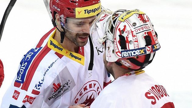 Třinecký útočník Jakub Klepiš a brankář Slavie Adam Svoboda si měli po utkání o čem povídat. Třinecký útočník Jakub Klepiš a brankář Slavie Adam Svoboda si měli po utkání o čem povídat.
