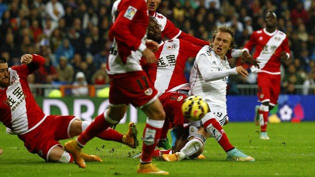 Záložník Realu Madrid Luka Modrič (vpravo) bojuje proti přesile fotbalistů Rayo Vallecano. Záložník Realu Madrid Luka Modrič (vpravo) bojuje proti přesile fotbalistů Rayo Vallecano.