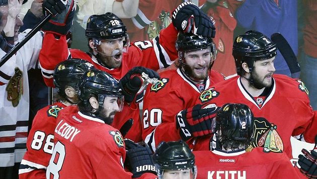 Útočník Chicaga Michal Handzuš (26) slaví se svými spoluhráči rozhodující branku středečního utkání s Los Angeles Kings. Útočník Chicaga Michal Handzuš (26) slaví se svými spoluhráči rozhodující branku středečního utkání s Los Angeles Kings.