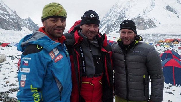 Trio z K2. Zleva Radek Jaroš, Petr Mašek a Jan Trávníček v základním táboře po aklimatizačním výstupu. Trio z K2. Zleva Radek Jaroš, Petr Mašek a Jan Trávníček v základním táboře po aklimatizačním výstupu.