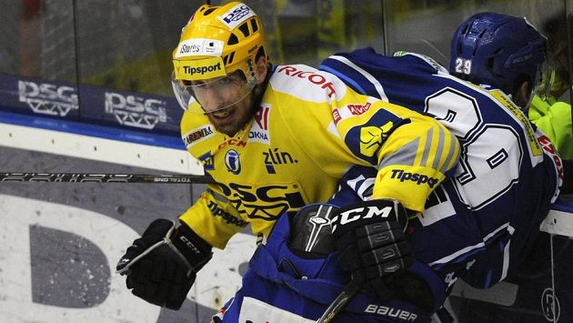 Jakub Koreis z Brna v souboji u mantinelu se zlínským forvardem Bedřichem Köhlerem. Jakub Koreis z Brna v souboji u mantinelu se zlínským forvardem Bedřichem Köhlerem.
