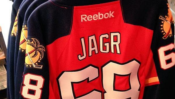 Dres Jaromíra Jágra si fanoušci Floridy Panthers mohou zakoupit již během dnešního domácího duelu s Chicagem. Dres Jaromíra Jágra si fanoušci Floridy Panthers mohou zakoupit již během dnešního domácího duelu s Chicagem.