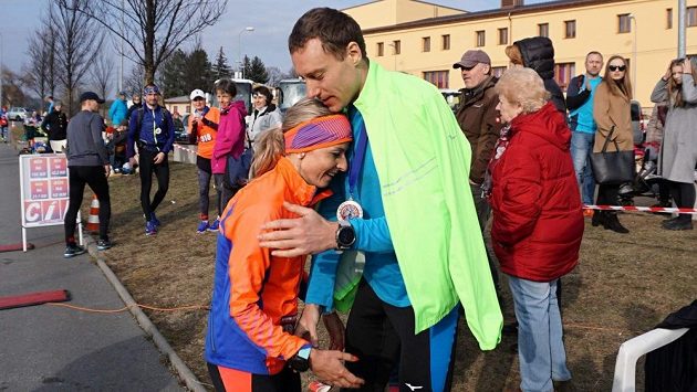 Konečně v cíli! S Ondřejem Veličkou se Kateřina Kašparová zúčastnila také MČR v běhu na 100 km. Konečně v cíli! S Ondřejem Veličkou se Kateřina Kašparová zúčastnila také MČR v běhu na 100 km.