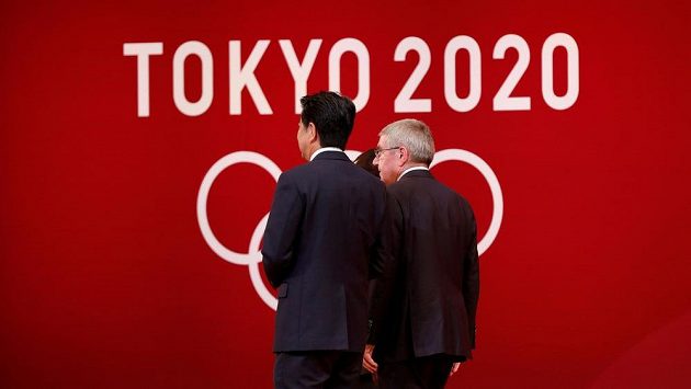 Japonský premiér Šinzó Abe (vlevo) a předseda MOV Thomas Bach. Japonský premiér Šinzó Abe (vlevo) a předseda MOV Thomas Bach.