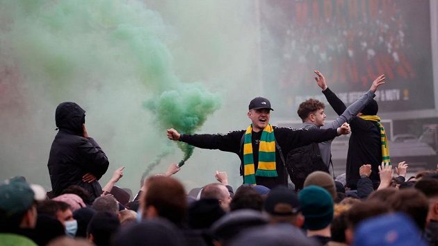 Fanoušci Manchesteru United protestující proti majitelům klubu. Fanoušci Manchesteru United protestující proti majitelům klubu.