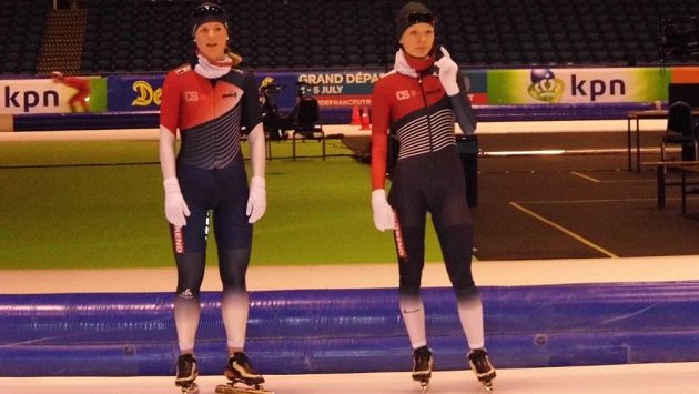 Rychlobruslařka Nikola Zdráhalová (vpravo) během tréninku s Eliškou Dřímalovou. Rychlobruslařka Nikola Zdráhalová (vpravo) během tréninku s Eliškou Dřímalovou.