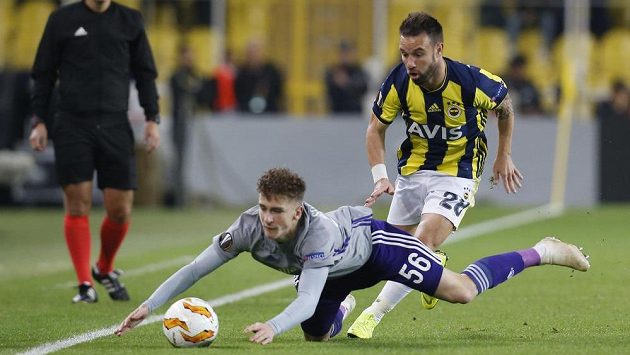 Mathieu Valbuena (28) z Fenerbahce a Alexis Saelemaekers z Anderlechtu. Mathieu Valbuena (28) z Fenerbahce a Alexis Saelemaekers z Anderlechtu.