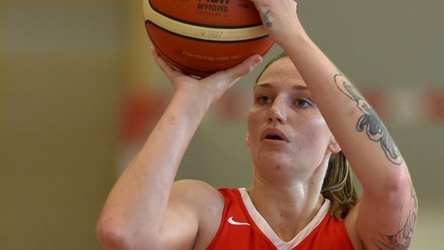Česká basketbalistka Renata Březinová při utkání s Tureckem v Karlových Varech. Česká basketbalistka Renata Březinová při utkání s Tureckem v Karlových Varech.