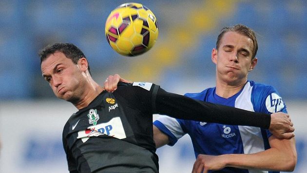 Útočník Jablonce Martin Doležal (vlevo) a liberecký obránce Lukáš Pokorný. Útočník Jablonce Martin Doležal (vlevo) a liberecký obránce Lukáš Pokorný.