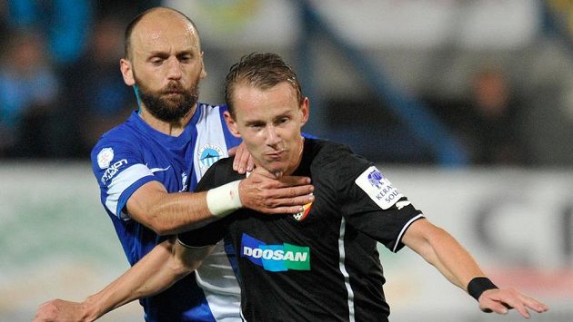 Liberecký obránce Miloš Karišik (vlevo) měl s hbitým plzeňským útočníkem Janem Chramostou hodně práce, skórovat mu ale nedovolil. Liberecký obránce Miloš Karišik (vlevo) měl s hbitým plzeňským útočníkem Janem Chramostou hodně práce, skórovat mu ale nedovolil.
