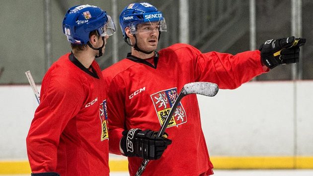 Hokejoví obránci Jan Rutta (vlevo) a Jan Kolář během tréninku české reprezentace v pražských Letňanech. Hokejoví obránci Jan Rutta (vlevo) a Jan Kolář během tréninku české reprezentace v pražských Letňanech.