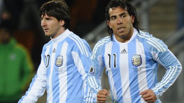 Fanoušci Argentiny chtějí, aby na letošním světovém šampionátu znovu hrála útočná dvojice Lionel Messi a Carlos Tévez (vpravo). Fanoušci Argentiny chtějí, aby na letošním světovém šampionátu znovu hrála útočná dvojice Lionel Messi a Carlos Tévez (vpravo).