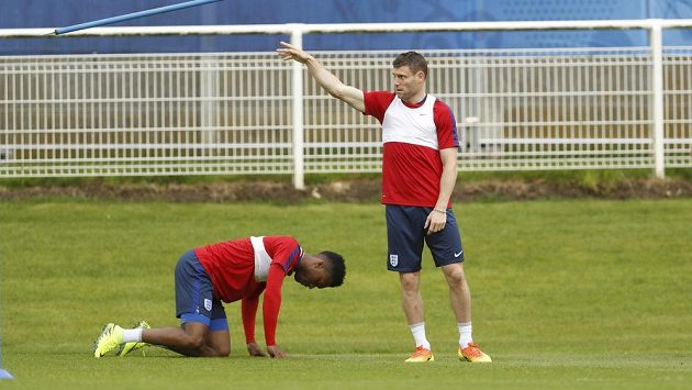 Fotbalisté Liverpoolu (zleva) Daniel Sturridge a James Milner. Ilustrační foto. Fotbalisté Liverpoolu (zleva) Daniel Sturridge a James Milner. Ilustrační foto.