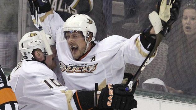 Hokejový útočník Anaheimu Teemu Selänne (vpravo). Hokejový útočník Anaheimu Teemu Selänne (vpravo).