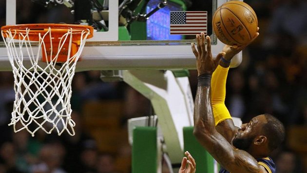 LeeBron James se prosazuje ve druhém utkání finále Východní konference basketbalové NBA. LeeBron James se prosazuje ve druhém utkání finále Východní konference basketbalové NBA.