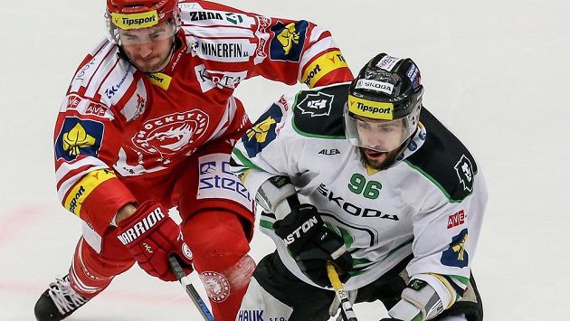 Tomáš Linhart (vlevo) z Třince stíhá Richarda Jarůška z Mladé Boleslavi. Tomáš Linhart (vlevo) z Třince stíhá Richarda Jarůška z Mladé Boleslavi.