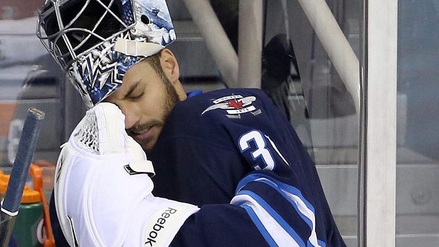 Brankář Winnipegu Ondřej Pavelec během třetí třetiny utkání s Calgary. Brankář Winnipegu Ondřej Pavelec během třetí třetiny utkání s Calgary.