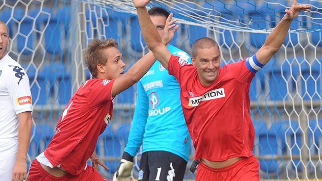 Luděk Pernica (vlevo) a Petr Švancara z Brna se radují z branky. Luděk Pernica (vlevo) a Petr Švancara z Brna se radují z branky.
