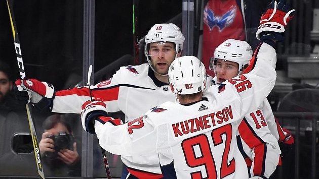 Jakub Vrána (13) z Washingtonu se raduje z gólu na ledě Vegas, na snímku s ním jsou Jevgenij Kuzněcov (92) a Brett Connolly (10). Jakub Vrána (13) z Washingtonu se raduje z gólu na ledě Vegas, na snímku s ním jsou Jevgenij Kuzněcov (92) a Brett Connolly (10).