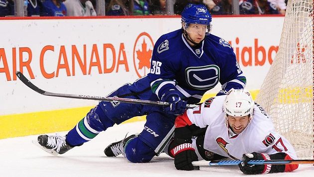 Dánský útočník Jannik Hansen (nahoře) z Vancouveru atakuje Davida Legwanda z Ottawy. Dánský útočník Jannik Hansen (nahoře) z Vancouveru atakuje Davida Legwanda z Ottawy.