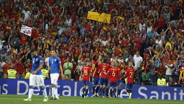 Španělští fotbalisté se radují z druhého gólu proti Itálii. Španělští fotbalisté se radují z druhého gólu proti Itálii.
