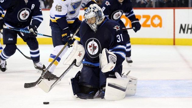 Brankář Winnipegu Ondřej Pavelec zasahuje v utkání se St. Louis. Brankář Winnipegu Ondřej Pavelec zasahuje v utkání se St. Louis.