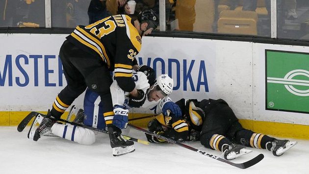 Bostonský bek Zdeno Chára uklidňuje Nazema Kadriho z Toronta po ataku na Jakea DeBruska. Bostonský bek Zdeno Chára uklidňuje Nazema Kadriho z Toronta po ataku na Jakea DeBruska.