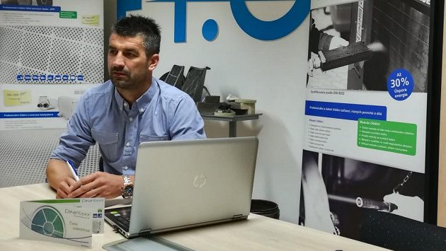 Petr Gabriel za svým pracovním stolem. Petr Gabriel za svým pracovním stolem.