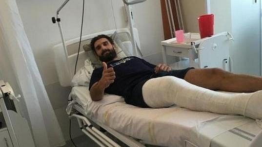 Hokejový útočník Přerova Jiří Goiš skončil v nemocnici, zasáhla soupeřova brusle. Hokejový útočník Přerova Jiří Goiš skončil v nemocnici, zasáhla soupeřova brusle.