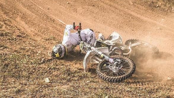 Freestyle motokrosař Libor Podmol se ukázal na závodní akci ROCK'N'RIDE, ale po jednom z triků upadl. Freestyle motokrosař Libor Podmol se ukázal na závodní akci ROCK'N'RIDE, ale po jednom z triků upadl.