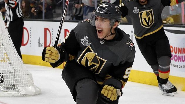 Útočník Vegas Tomáš Nosek oslavuje jednu ze svých branek v prvním finále Stanley Cupu proti Washingtonu. Útočník Vegas Tomáš Nosek oslavuje jednu ze svých branek v prvním finále Stanley Cupu proti Washingtonu.