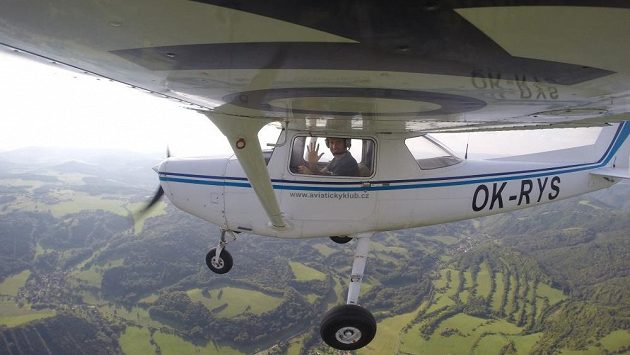 Pavel Francouz v akci coby pilot letadla. Pavel Francouz v akci coby pilot letadla.