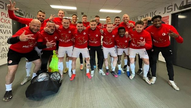 Fotbalisté Slavie se mohli do triček s nápisem Hattrick obléknout už před zápasem s Plzní. O jejich třetí mistrovské korunovaci v řadě se rozhodlo v Liberci. Fotbalisté Slavie se mohli do triček s nápisem Hattrick obléknout už před zápasem s Plzní. O jejich třetí mistrovské korunovaci v řadě se rozhodlo v Liberci.