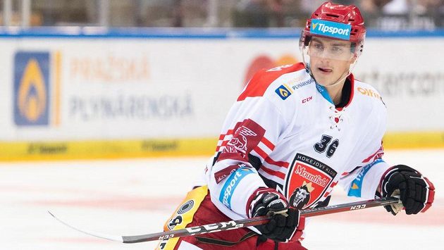 Hokejový útočník Lukáš Vopelka se po třech letech vrací do slovenské extraligy. Hokejový útočník Lukáš Vopelka se po třech letech vrací do slovenské extraligy.