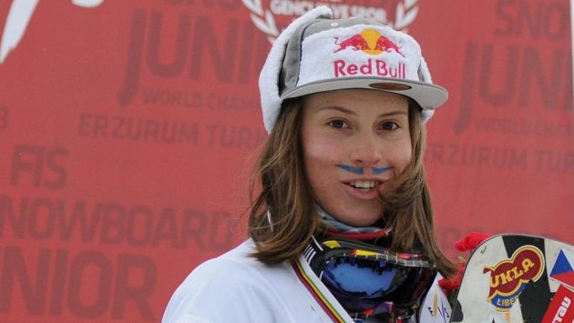 Eva Samková s obligátním namalovaným knírkem po třetím triumfu na juniorském mistrovství světa. Eva Samková s obligátním namalovaným knírkem po třetím triumfu na juniorském mistrovství světa.
